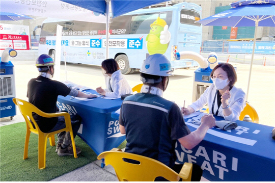 대우건설 현장 근로자들이 건강상담을 받고 있다.  대우건설 제공.